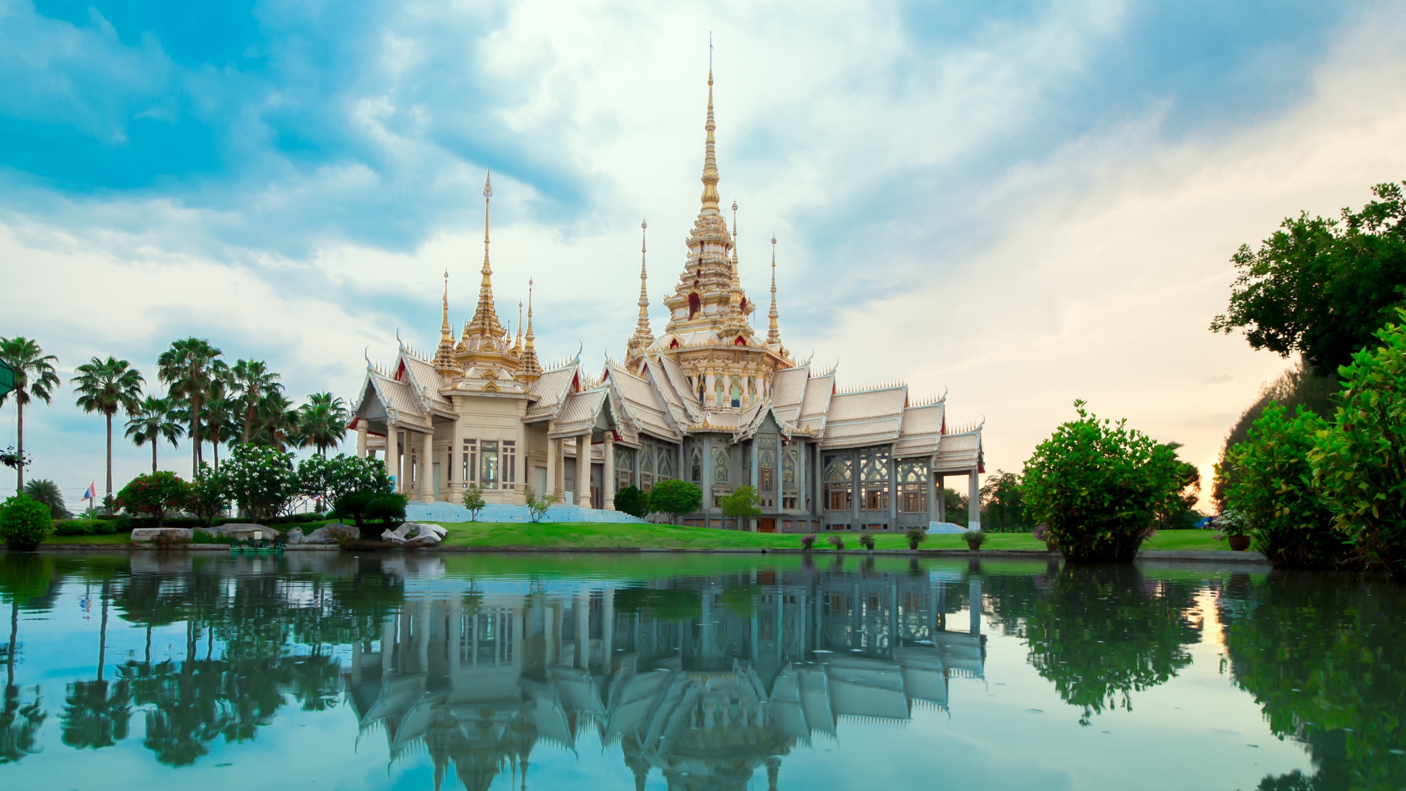 תמונת מקדש ליד המים בתאילנד